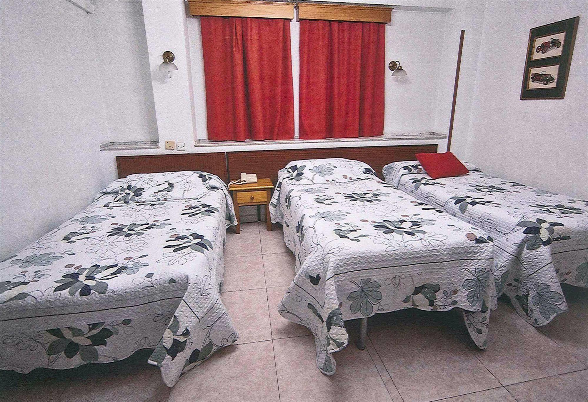 Hostal La Rosa Caces Extérieur photo