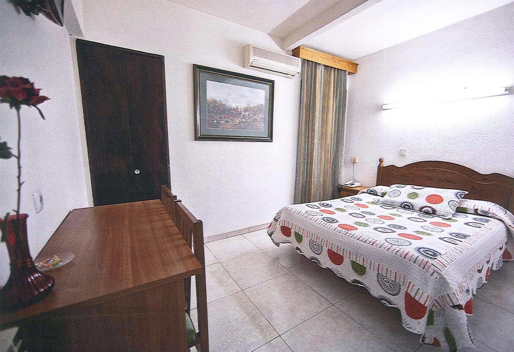Hostal La Rosa Caces Extérieur photo